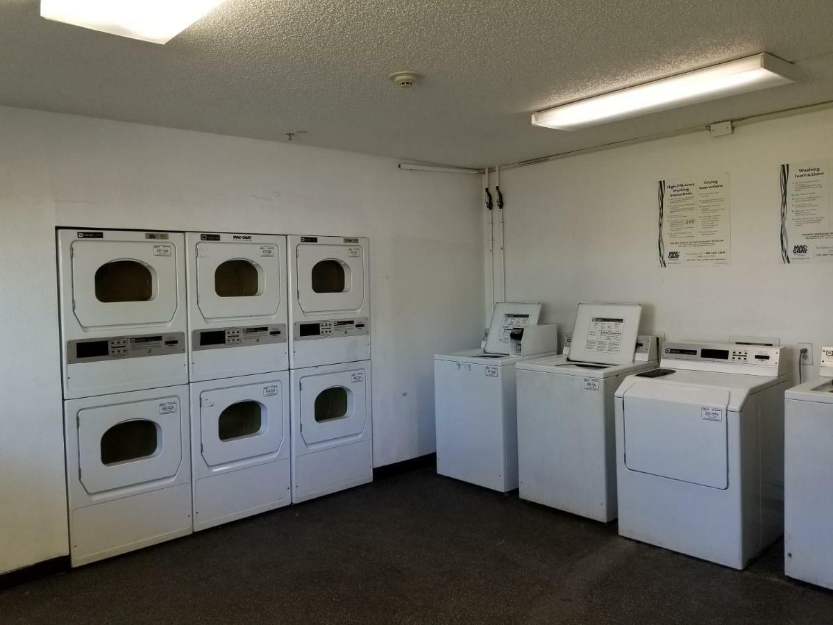 Intown Suites Extended Stay Tampa Fl Orient Park エクステリア 写真